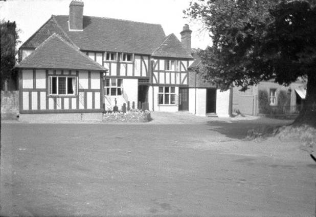 A house with a large driveway
Description automatically generated