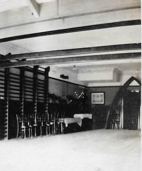 A black and white photo of an office
Description automatically generated