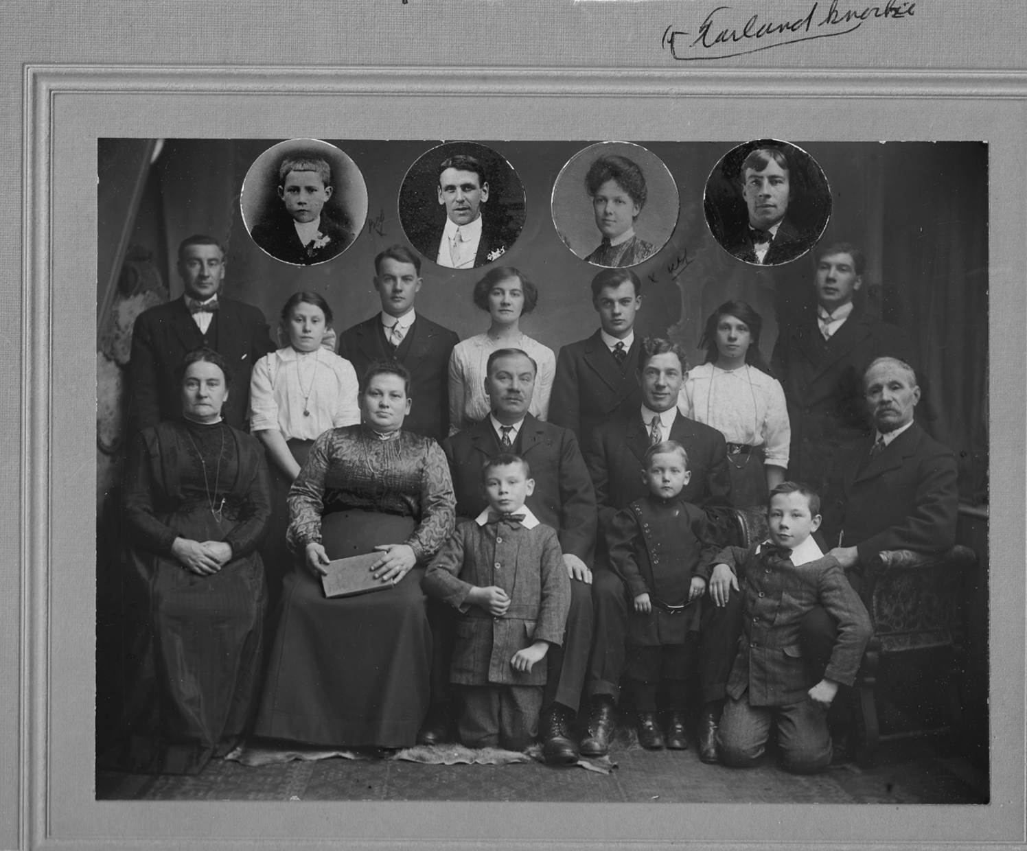 A group of people posing for a photo

AI-generated content may be incorrect.