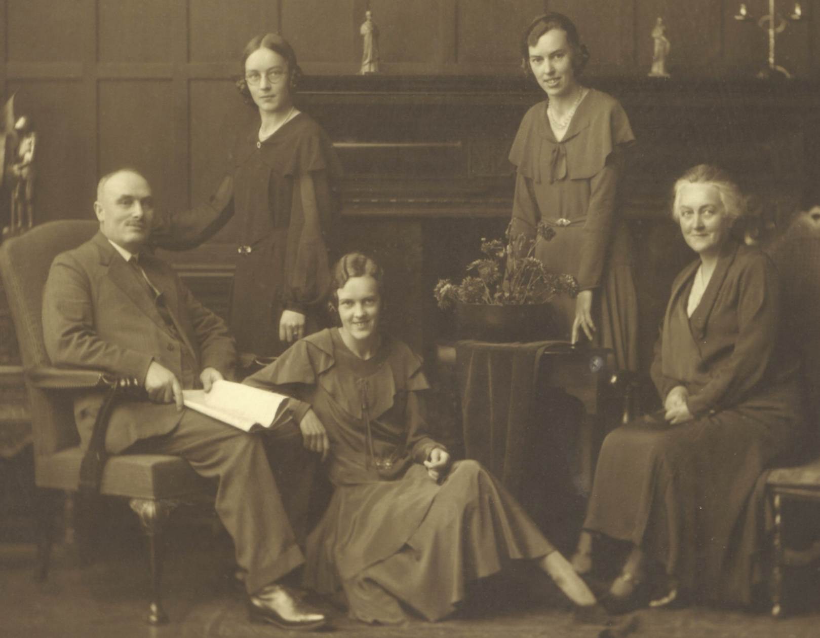 A group of people sitting in chairs

AI-generated content may be incorrect.