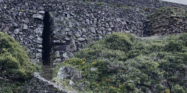 A computer screen shot of a stone wall
AI-generated content may be incorrect.