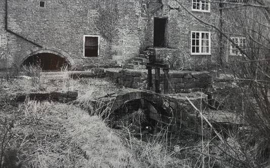 An old brick building
Description automatically generated