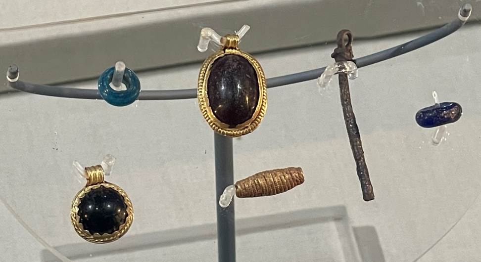 A close-up of various jewelry
Description automatically generated