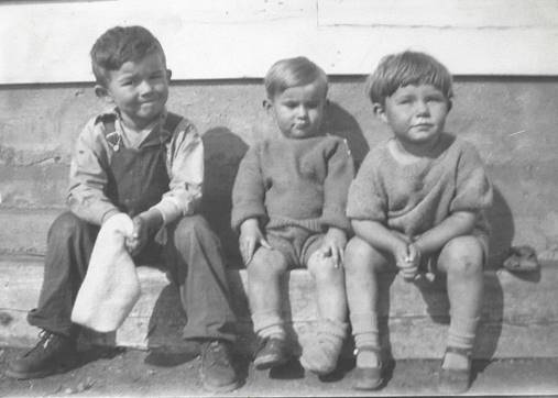 A vintage photo of a group of people posing for the camera
Description automatically generated