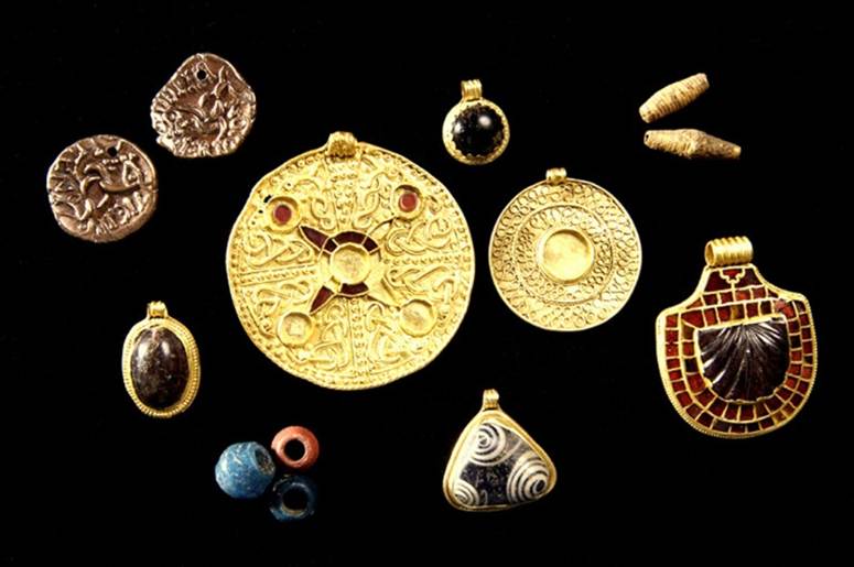 A collection of gold jewelry
Description automatically generated