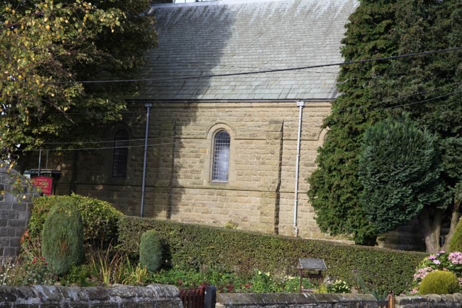 A stone building with a window

Description automatically generated