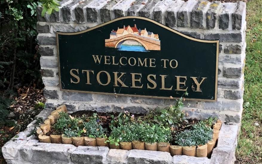 A sign in a garden

Description automatically generated